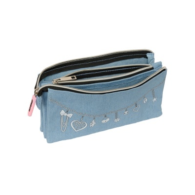 Bolsa de tecido azul claro com fechos de correr e estampado de cadeia com pendentes.