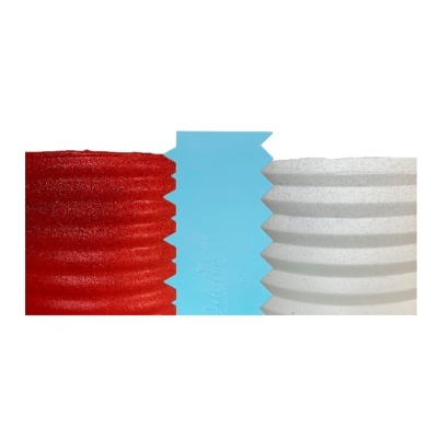 Espátula azul em plástico entre textura vermelha e branca ondulada