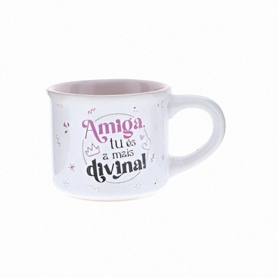 Caneca branca com texto decorativo em português
