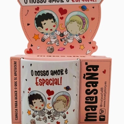 Caneca branca com ilustração de astronautas e texto 'O nosso amor é Espacial!'