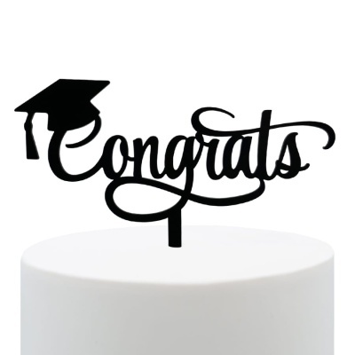 Topper de bolo com a palavra Congrats e chapéu de formatura preto