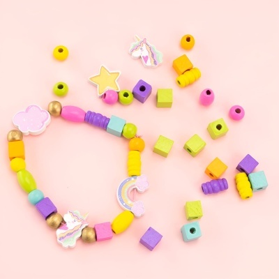 Contas de madeira coloridas para brincadeiras criativas