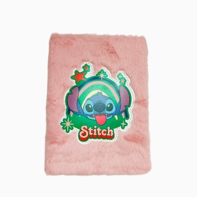 Caderno de capa peluda rosa com imagem do Stitch e texto Stitch