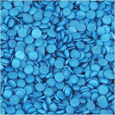 Pequenas pastilhas azuis redondas com textura granulada sobre fundo indistinto