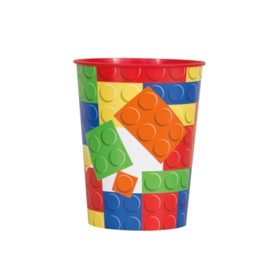 Copo de plástico colorido com padrão de blocos de construção