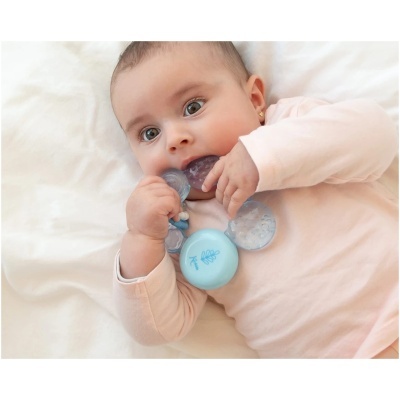 Bebé a morder chupeta azul translúcida com selo azul e texto Kea.