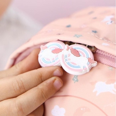 Mochila rosa com padrão de unicórnios e puxador de zíper em silicone
