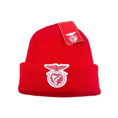 Gorro vermelho em malha com logótipo do Benfica bordado e etiqueta pendurada