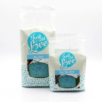 Pacotes transparentes de mistura para bolos com etiquetas azuis e brancas e texto visível