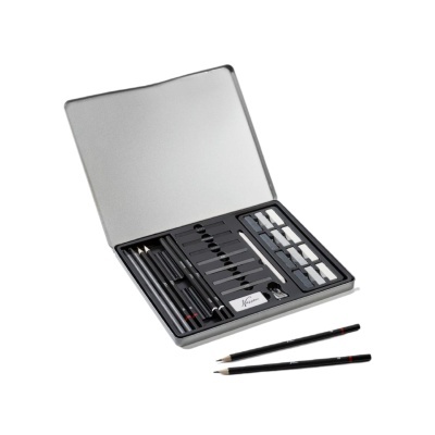 Estojo metálico aberto com conjunto de lápis de desenho e acessórios sobre fundo branco