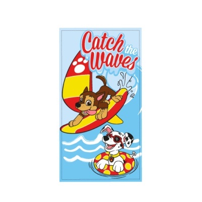 Toalha de praia azul com personagens caninas a surfar e no boia e texto Catch the waves
