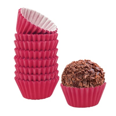 Mini formas vermelhas para doces com brigadeiro de chocolate