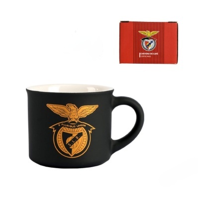 Caneca preta com emblema dourado e embalagem vermelha