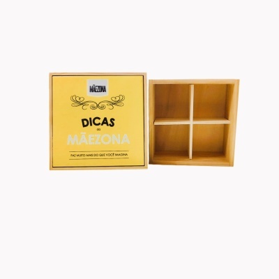 Caixa de madeira com tampa amarela e divisórias internas