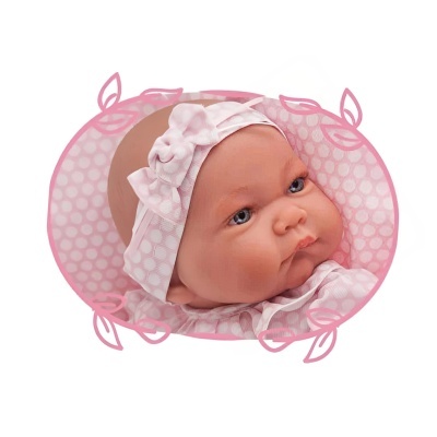 Boneca bebé com faixa de tecido e vestido rosa, enquadrada em óvalo decorativo rosa