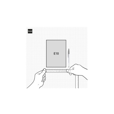 Mãos a medir cartão cinzento E10 com régua sobre fundo quadriculado