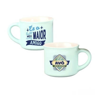 Duas chávenas de café verde-água com textos em azul e dourado