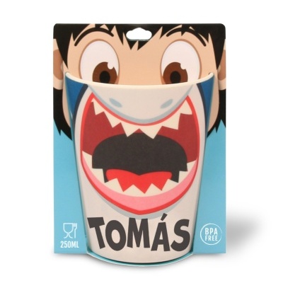 Garrafa de bebida infantil colorida com design de monstro e nome Tomás.