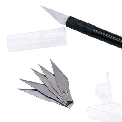 Estilete preto com lâminas metálicas e caixa de lâminas