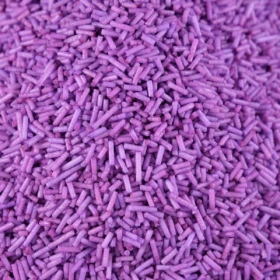 Confeitos roxos cilíndricos para decoração de bolos