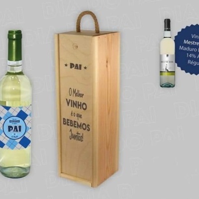 Garrafa de vinho branco com rótulo azul e branco e caixa de madeira gravada com texto para pai