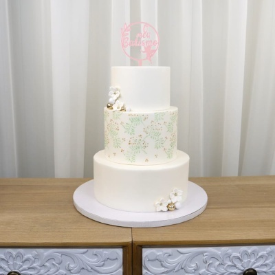 Bolo de três andares decorado para batismo com flores e topo escrito