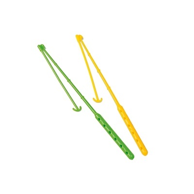 Dois bastões de plástico verde e amarelo com ganchos para apanhar objetos