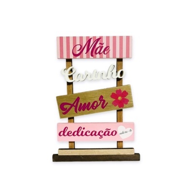Placa decorativa em madeira com texto em português para mãe