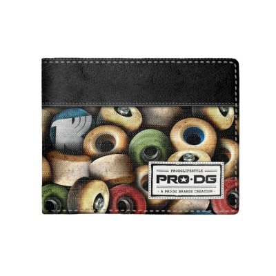 Carteira preta com padrão colorido de rodas de skate e etiqueta PRO•DG
