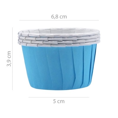 Forminhas para muffins de papel azul claro com borda branca.