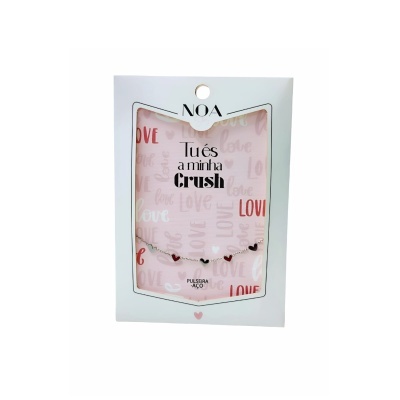 Pulseira com laço preta em embalagem branca e rosa com padrão de palavras love