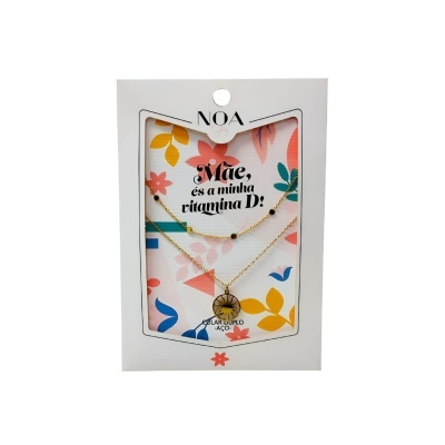 Colar duplo dourado de aço em embalagem branca com padrão floral e texto