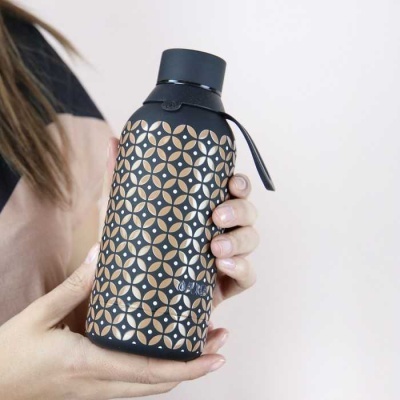 Garrafa preta com padrão geométrico dourado e tampa preta