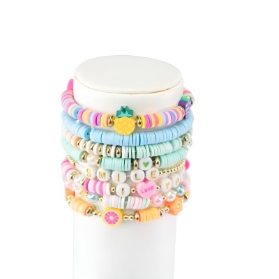 Pulseiras coloridas empilhadas com letras e pendentes de frutas