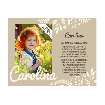 Cartão com foto de menina ruiva e texto sobre o nome Carolina em fundo bege com padrão floral
