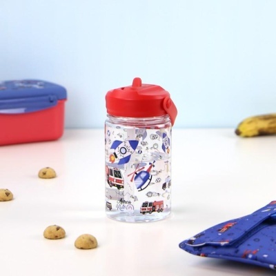 Garrafa terminada em vermelho com desenhos de veículos de emergência sobre mesa branca