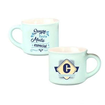 Duas canecas de cerâmica azul claro com mensagens e desenhos azuis e bege