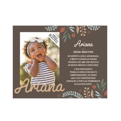 Cartaz decorativo com foto da criança Ariana e texto em português sobre ela