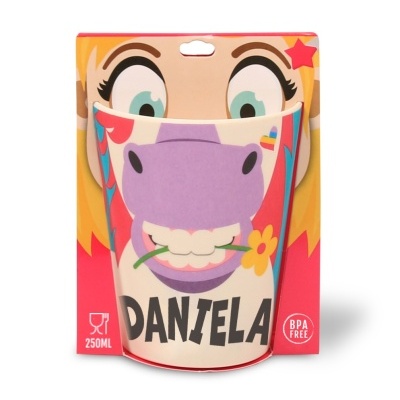 Copo infantil colorido com rosto de hipopótamo e nome Daniela
