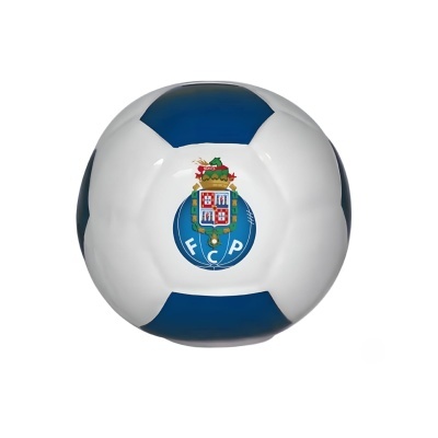 Bola de futebol branca e azul com o emblema do FCP ao centro