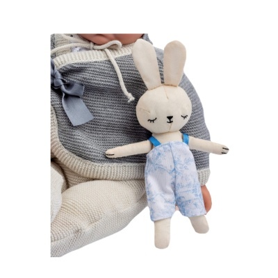 Boneco de peluche coelho com fato azul