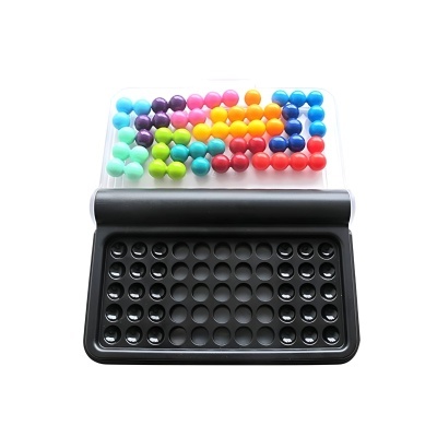 Jogo de tabuleiro preto com peças coloridas em bolas plástico