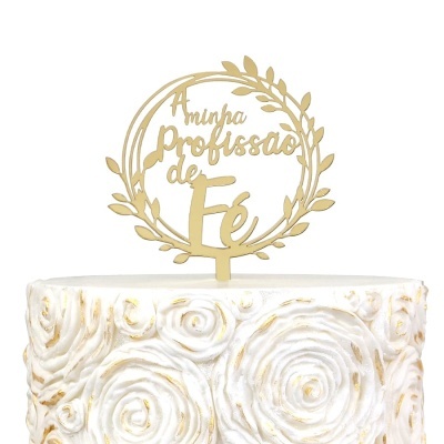 Topo de bolo dourado com texto e padrão de folhas em bolo branco decorado com rosas