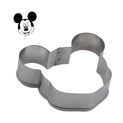 Cortador de bolachas em forma de cabeça do Mickey Mouse em aço inoxidável com fundo branco.