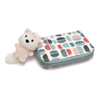 Carteira colorida com padrão geométrico e chaveiro peluche cão