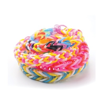 Pulseiras coloridas de elásticos entrelaçados em fundo branco