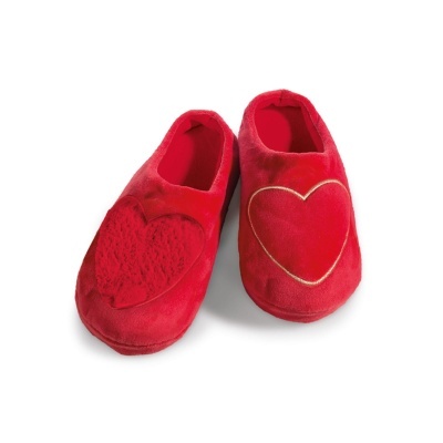 Pantufas vermelhas com corações bordados em tecido macio