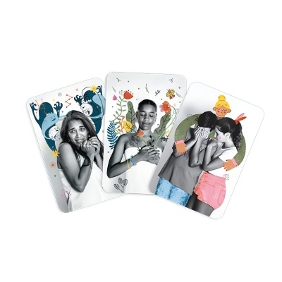 Três cartas com fotografias de pessoas e ilustrações coloridas