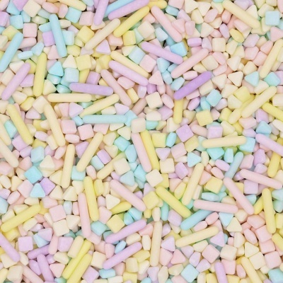 Confeitos açucarados coloridos em tons pastel