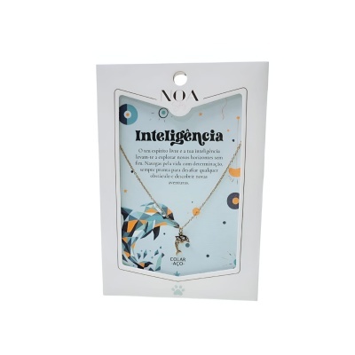 Colar de aço com pendente em cartão de apresentação colorido com texto em português.